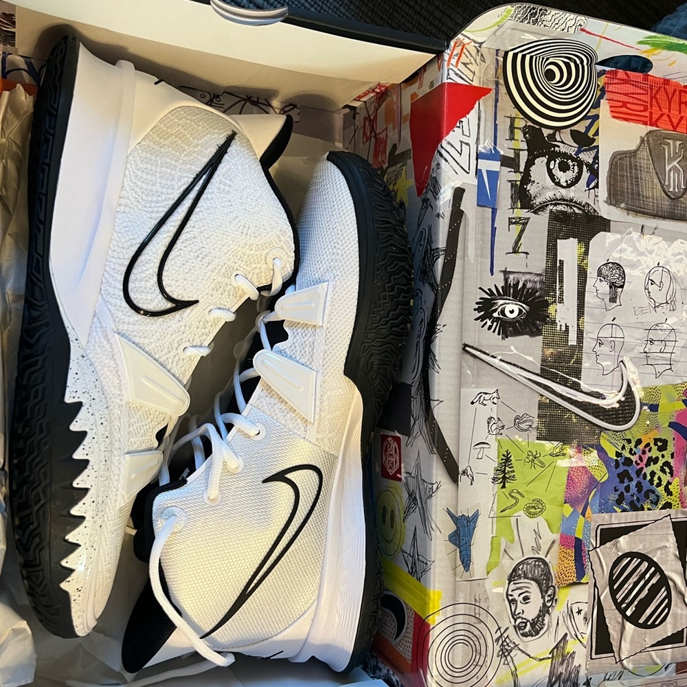 Kyrie VII BRAND NEW Size 14 Black and white
